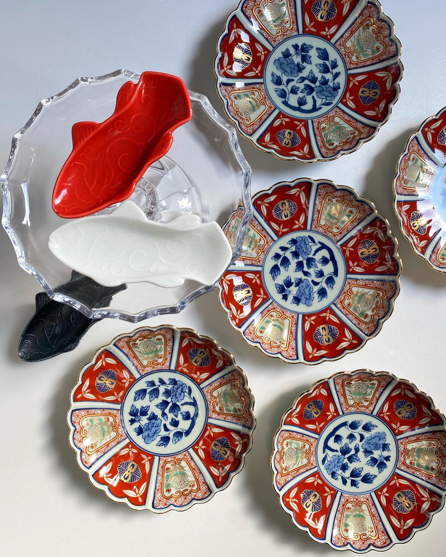 Rinkuro Kiln Old Imari style plate - Chrysanthemum flower pattern