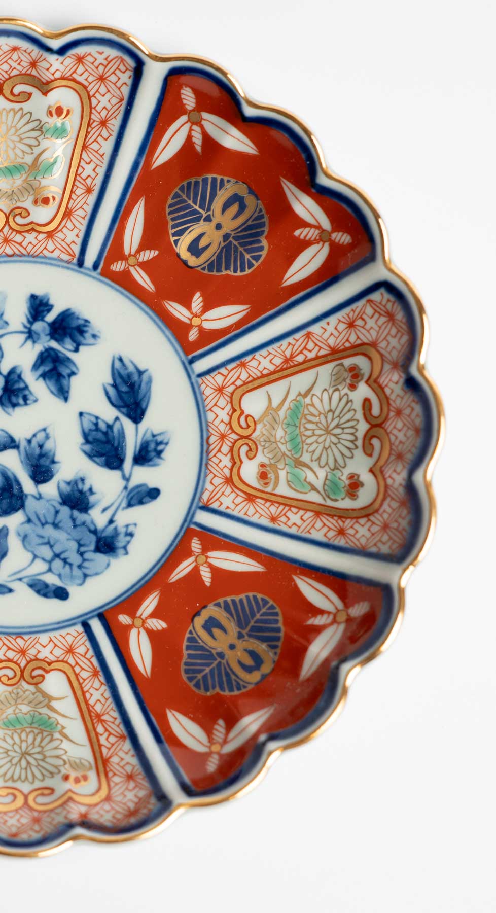Rinkuro Kiln Old Imari style plate - Chrysanthemum flower pattern