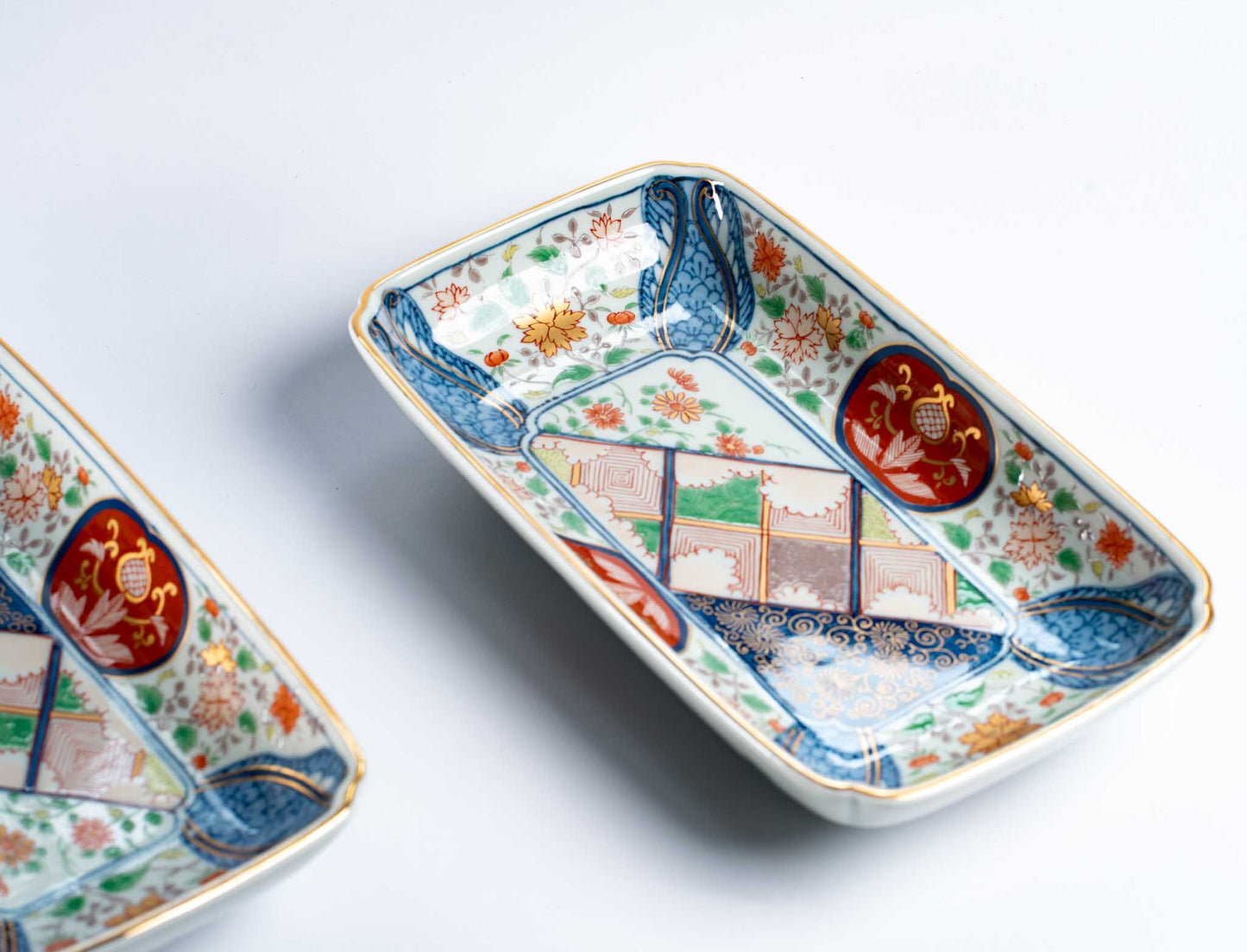Rinkuro Kiln Old Imari style plate  - Chintz flower pattern